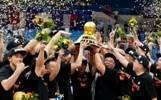 新王登基！中国香港金牛捧起队史首个冠军奖杯🏆