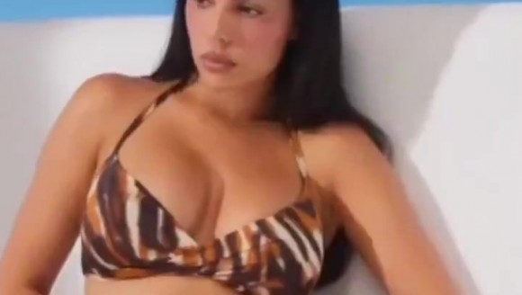 当年乔治娜拍的广告内容有点炸裂，没想到乔治娜男女都可呀~