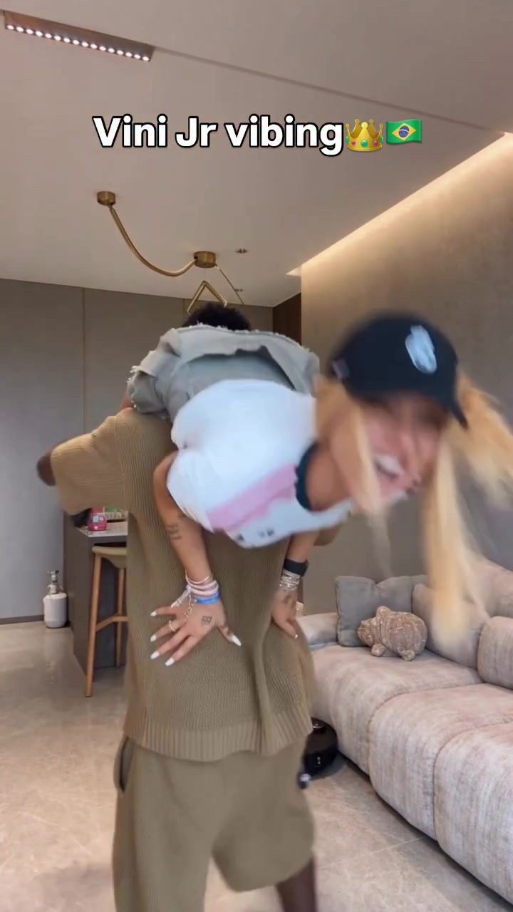 维尼修斯女友这颜值身材绝了！直接被扛在肩上，穿球衣太辣了😍